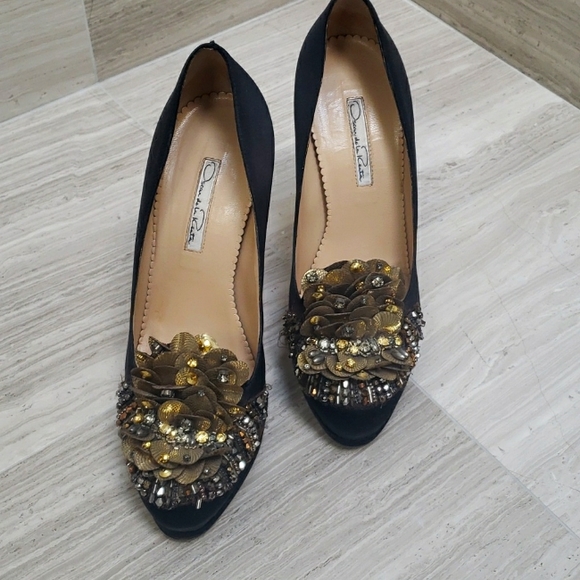 ⭐️Host Pic ⭐️ Oscar de la Renta Heels size 38 🔥 With floral rosette on toe - Picture 3 of 14